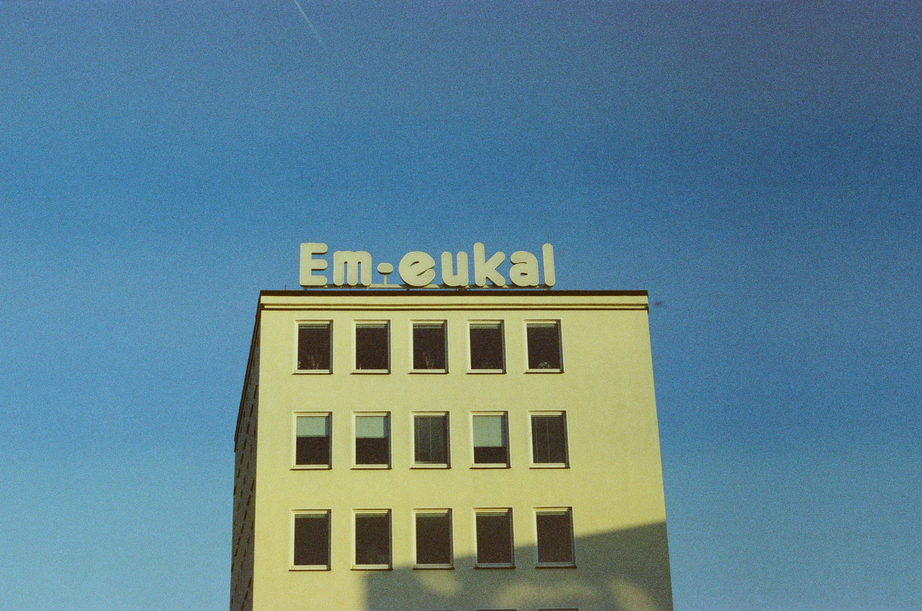 Em-eukal Haus mit Schriftzug