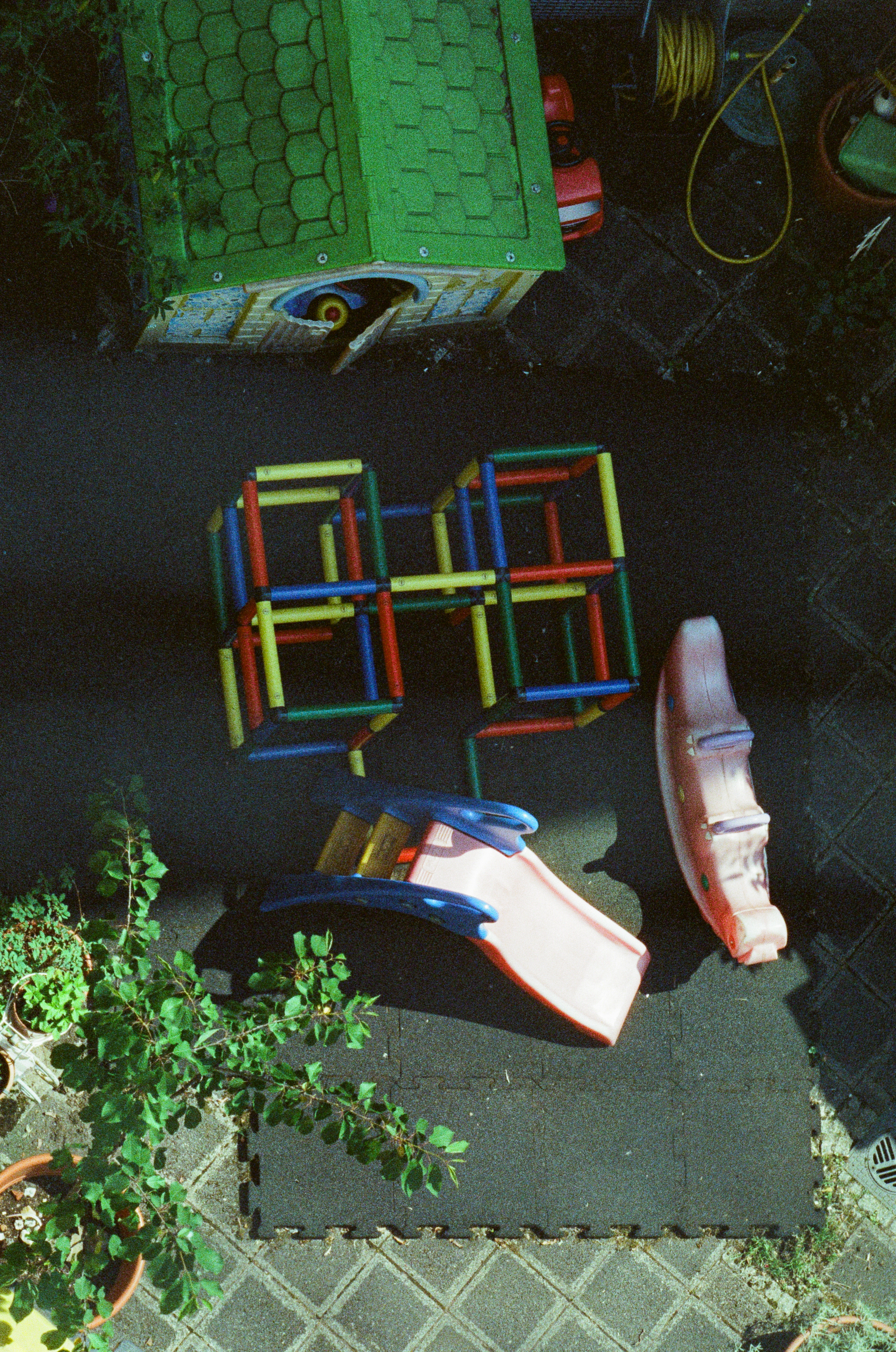 Spielplatz im Hinterhof von oben